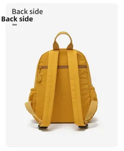 Vue arrière du sac à dos en nylon jaune montrant les bretelles et la poche antivol cachée
