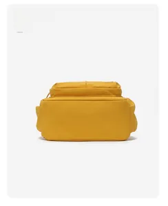 Vue du fond plat d'un sac à dos de voyage jaune de grande capacité avec coutures renforcées