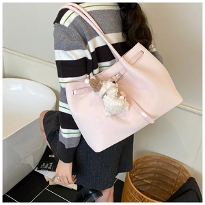 Sac fourre-tout en cuir grainé rose avec doubles anses et un porte-clé chiot en peluche