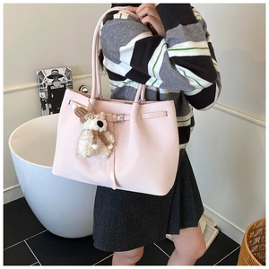 Sac fourre-tout rose en PU tressé avec un charmant ours sur un fond d'intérieur chic