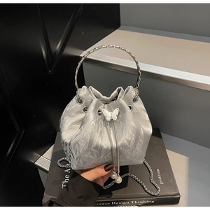 Sac seau métallisé argenté avec pendentif papillon et poignée anneau en métal