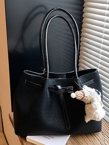 Sac Cabas en Cuir PU Tissé au Design de Niche pour Femmes Sac à Épaule de Grande Capacité Avec Pendentif Ours en Peluche