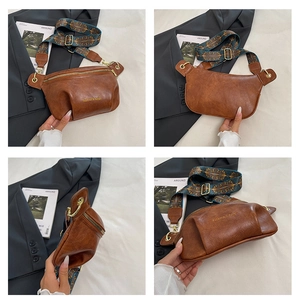 Dettaglio borsa a tracolla marrone vintage con tracolla in jacquard blu decorata