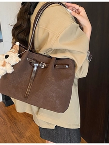Sac fourre-tout vintage en similicuir marron avec sangle et breloque chien en peluche