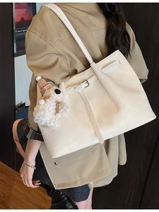 Grand sac cabas chic en cuir beige pour femme avec pendentif ours et détails de boucle