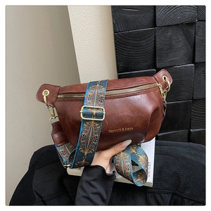 Dettaglio borsa a tracolla vintage in pelle PU marrone con tracolla etnica e finiture dorate