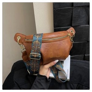 Borsa a tracolla marrone in ecopelle con cinturino etnico intrecciato e stampa