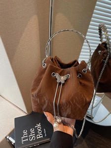 Sac Seau En Cuir PU Plissé Cordon De Serrage Boucle Papillon Pendentif Künstliche Perle Chaîne Poignée Anneau Pour Femmes