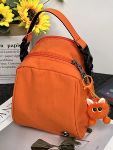 Bolso bandolera de nailon naranja brillante con colgante de peluche para mujer