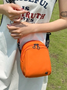 Bolso bandolera naranja ligero de nailon con doble cremallera y correa para las mujeres