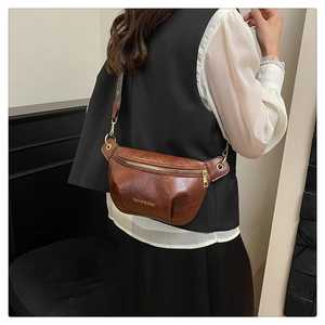Dettaglio della borsa vintage marrone in pelle PU con tracolla boho e stampa dorata