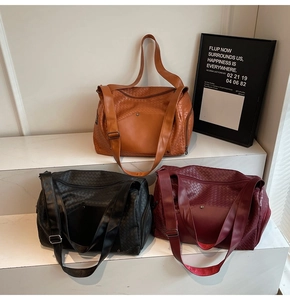 Dettaglio delle borse da viaggio in pelle PU intrecciata nei colori marrone e nero