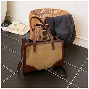 Détail du sac cabas vintage bicolore en feutre marron et kaki avec anses en cuir