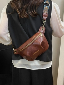 Borsa a tracolla retrò in finta pelle marrone scuro con tracolla larga stampata e dettagli oro