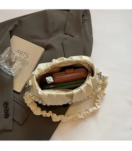 Vue intérieure du sac nuage plissé blanc cassé avec grande capacité et sangle en perles