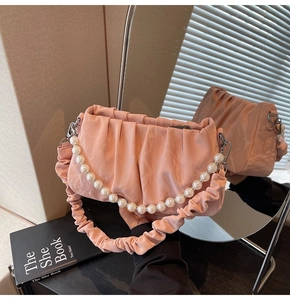 Sac nuage plissé rose avec bandoulière perle et anse souple au design froncé
