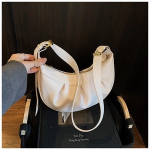 Détail du sac croissant blanc en cuir grainé avec boucle dorée ajustable de luxe