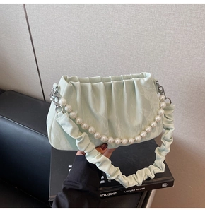 Détail du sac nuage vert menthe avec chaîne de perles et texture plissée en simili cuir