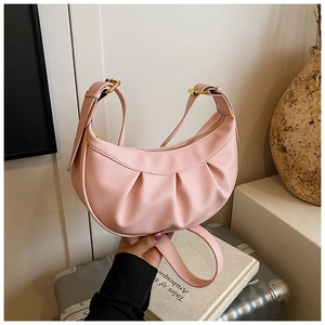 Détails de sac croissant plissé rose avec texture litchi et boucle dorée élégante
