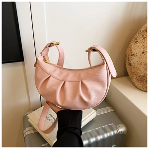 Détail du sac croissant rose plissé avec fermeture éclair dorée et bandoulière réglable