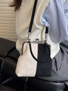Sac à main bicolore noir et blanc chic avec bandoulière et fermoir rétro en métal