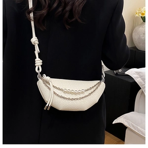 Détail du sac bandoulière blanc demi-lune avec texture tressée et chaînes en perles