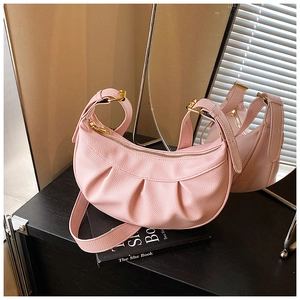 Détails du sac demi-lune plissé rose en cuir avec des finitions métalliques dorées