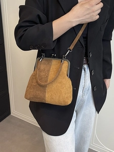 Sac à main bicolore rétro en daim avec fermoir métallique, porté épaule ou croisé