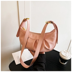Détail du sac hobo rose froncé avec boucle dorée réglable et texture en cuir synthétique souple
