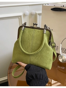 Sac à main vintage en daim vert avec fermoir métallique et bandoulière réglable