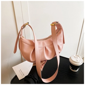 Vue détaillée du sac lune rose avec texture litchi et boucle dorée ajustable