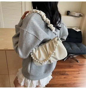 Détail du sac nuage plissé blanc avec chaîne de perles élégante et cuir synthétique doux