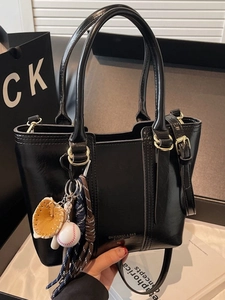 Vintage Large Capacity Tote Bag For Women Retro PU Leather Shoulder Crossbody Bag Casual Commuter Bucket Bag With Baseball Charm