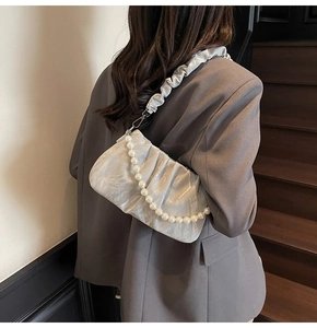 Détail du sac nuage froncé argenté avec élégante bandoulière en perles et sangle en tissu