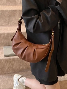 Sac bandoulière demi-lune plissé en cuir litchi marron avec détails métalliques dorés