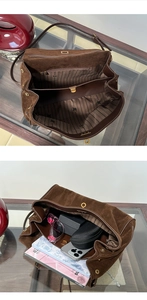 Innenansicht mit geräumigen Fächern und Stauraum der braunen Wildledertasche