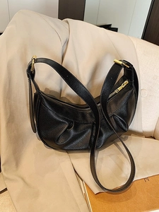 Sac bandoulière rétro noir en cuir grainé avec design plissé et détails dorés brillants