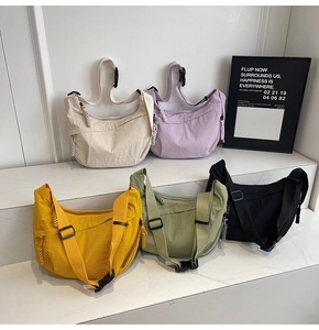 Vista dettagliata delle borse a mezzaluna in nylon in cinque colori diversi