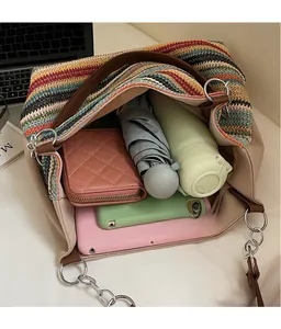 Vista dettagliata della borsa tote a righe intrecciata con spazio per tablet e oggetti
