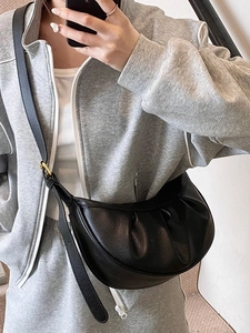 Sac bandoulière rétro noir en forme de lune avec texture grainée et sangle réglable