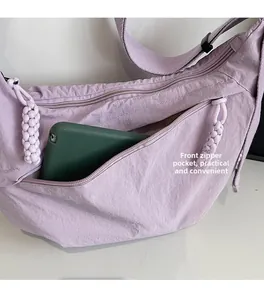 Borsa a tracolla in nylon viola con tasca frontale a zip e spazio per un tablet