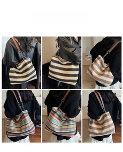 Dettagli di varie borse tote in maglia a righe con spallacci in pelle e catenelle