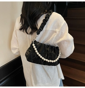 Détail du sac nuage froncé avec chaîne en perles blanches et bandoulière plissée soyeuse