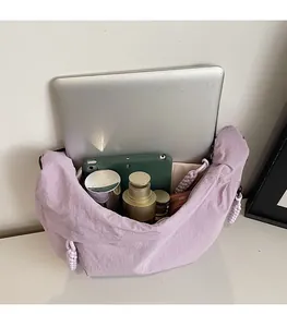Grande borsa tote in nylon viola con interno spazioso per laptop e oggetti personali