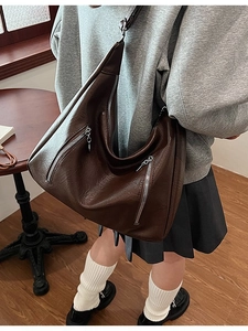 Sac hobo vintage marron avec double fermeture éclair et forme demi-lune spacieuse