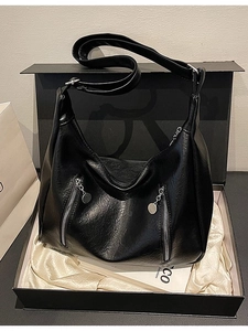 Sac hobo vintage noir avec zips argentés présenté dans un coffret cadeau chic