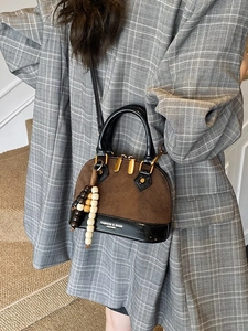 Vintage retro shell handbag in brown suede and black patent leather with beaded charm