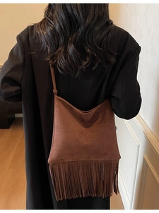 Borsa a tracolla in pelle scamosciata marrone con frange lunghe e cinturino sottile