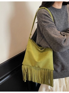 Borsa Hobo verde in finta pelle scamosciata con lunghe frange in stile casual