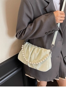 Sac nuage plissé vert menthe avec chaîne en perles blanches et bandoulière en cuir amovible